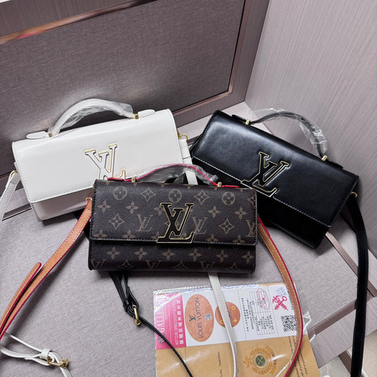 Sophisticated Leather Hand bag: Where Meets Style