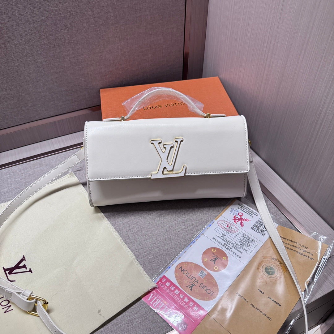 Sophisticated Leather Hand bag: Where Meets Style