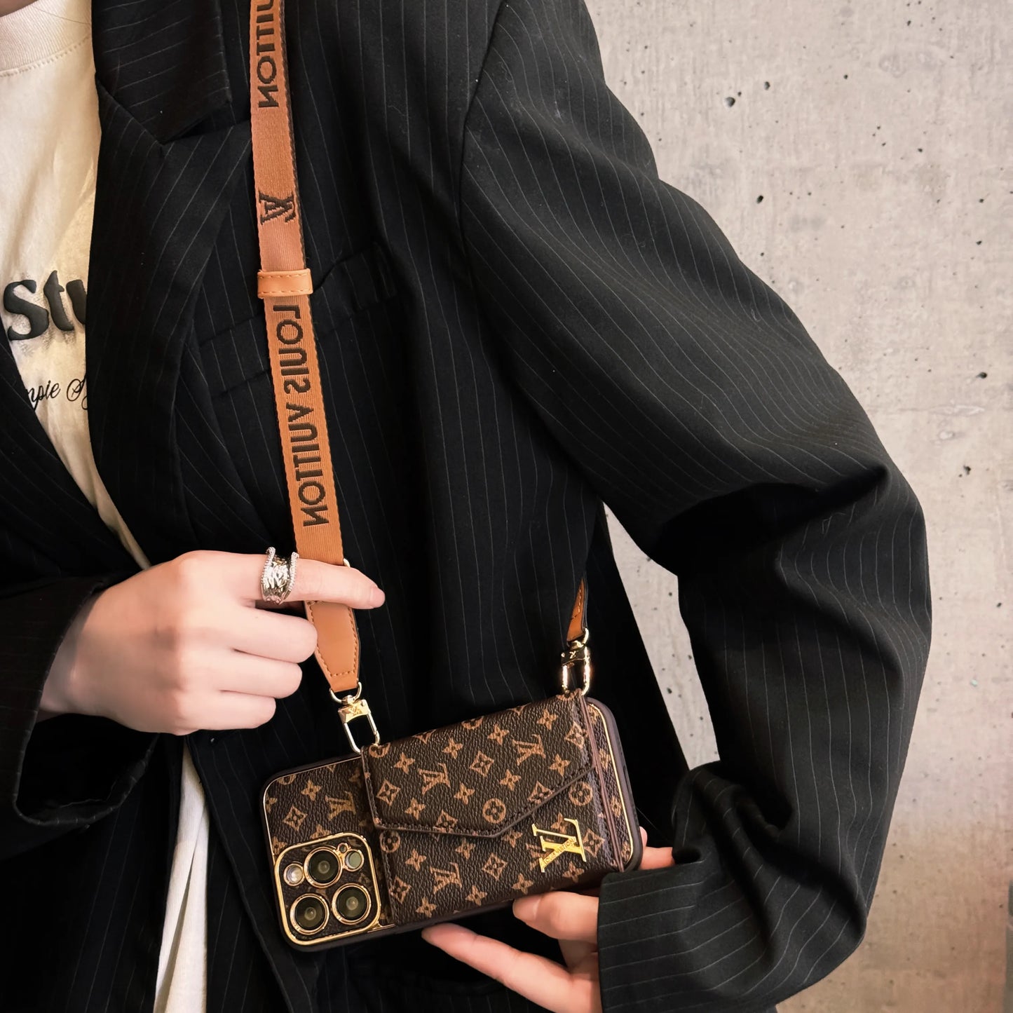 Premium Leather iPhone Case: Integrated Wallet & Detachable Strap