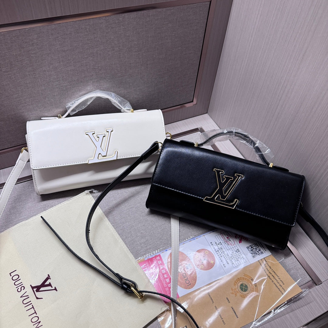 Sophisticated Leather Hand bag: Where Meets Style