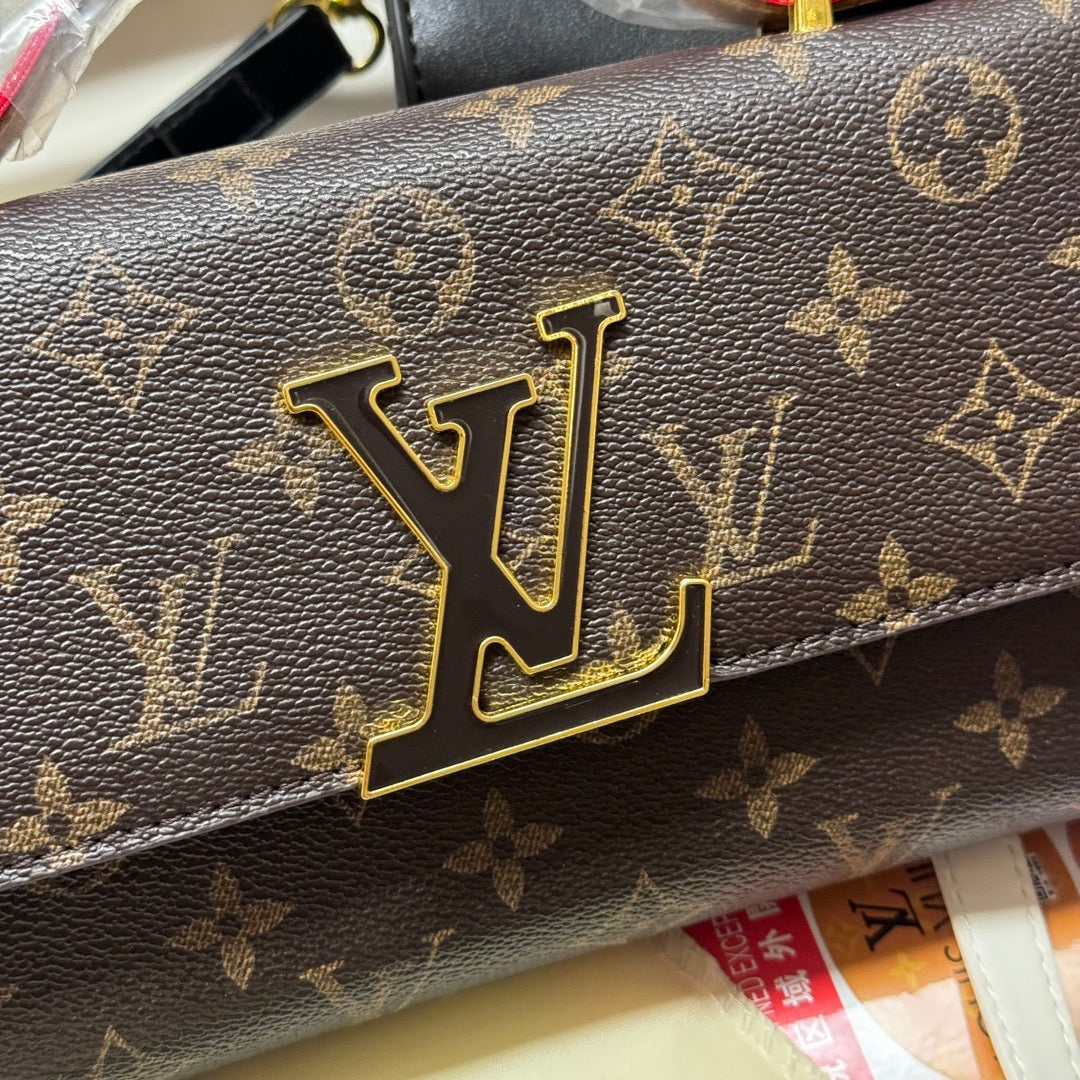 Sophisticated Leather Hand bag: Where Meets Style