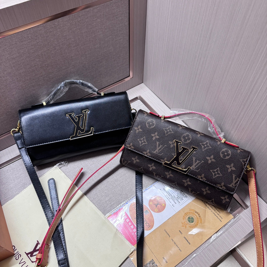 Sophisticated Leather Hand bag: Where Meets Style