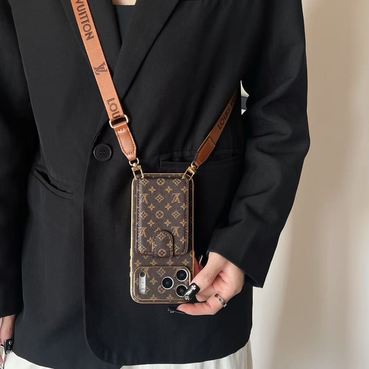 Premium Leather iPhone Case: Integrated Wallet & Detachable Strap